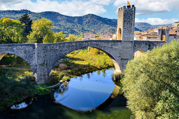 Ponte medieval sobre o rio Fluvia na cidade de Besalu, Girona, Catalunha, Espanha.