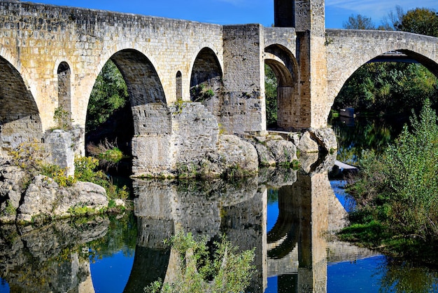 Ponte medieval sobre o rio Fluvia na cidade de Besalu, Girona, Catalunha, Espanha.