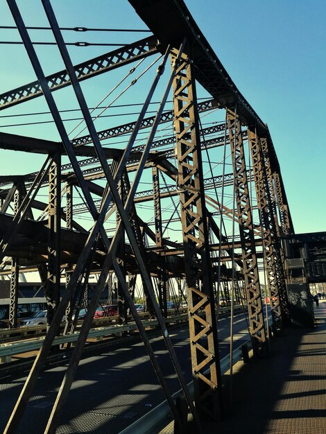 Foto ponte metálica contra o céu na cidade