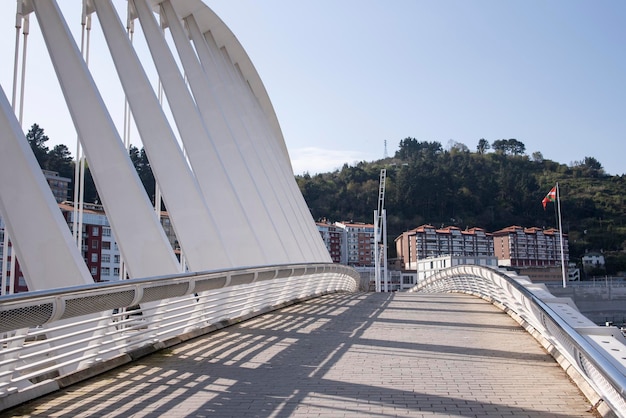 Ponte moderna na cidade espanhola de ondarroa