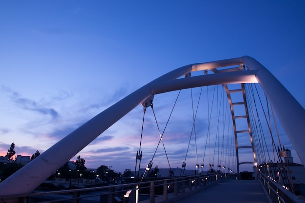 Foto ponte moderna no pôr do sol, califórnia