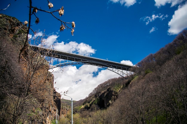 ponte nas montanhas