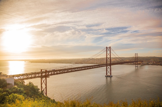 Ponte no belo pôr do sol em Lisboa, Portugal