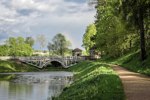 Ponte no Parque Gatchina no verão