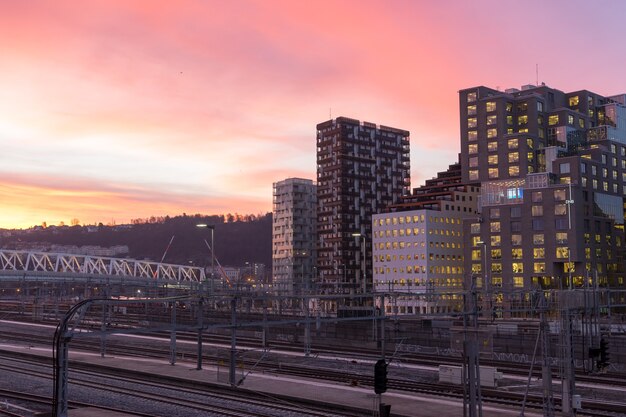 Ponte nordenga em oslo. a ponte de 306 metros de comprimento conecta bjørvika e o centro da cidade de oslo