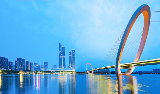 Ponte noturna e horizonte da cidade de Nanjing, China