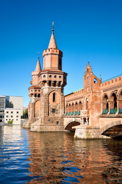 Ponte Oberbaum (Oberbaumbruecke) em Berlim