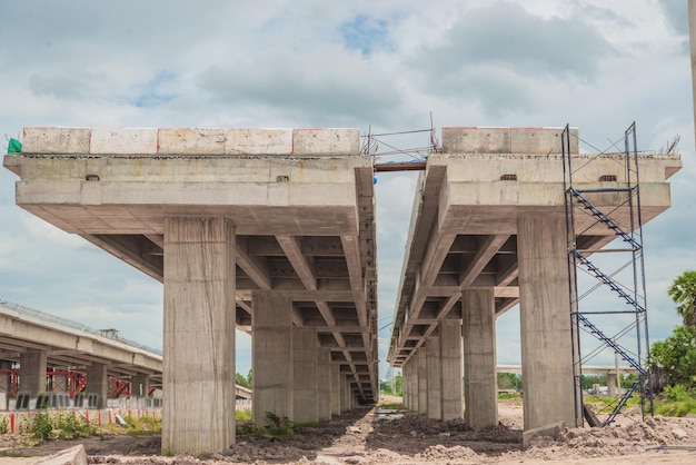 Ponte paralela caminho em construção ponte ao longo do campo com pedágioA estrada foraSite de construção da ponte pedágio grande