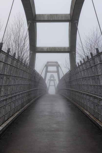 Ponte pedestre sobre a TransCanada Highway 1 durante uma manhã de neblina de inverno
