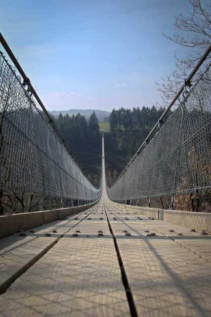 Ponte pedonal contra ponte pendurada no céu