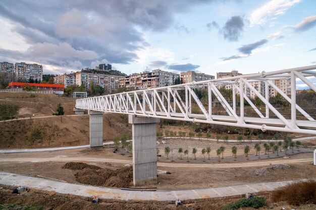 Ponte pedonal de ferro sobre um pequeno desfiladeiro pintado de branco Tbilisi Geórgia