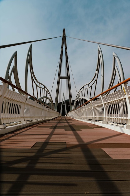 Ponte pedonal e céu azul