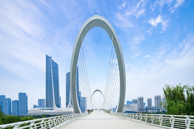 Ponte pedonal eye of nanjing e horizonte urbano em nanjing, china