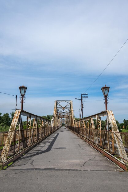 Ponte pedonal maciça de ferro que conduz diretamente à distância