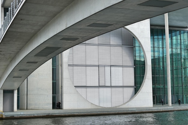 Ponte pedonal por construção sobre o canal
