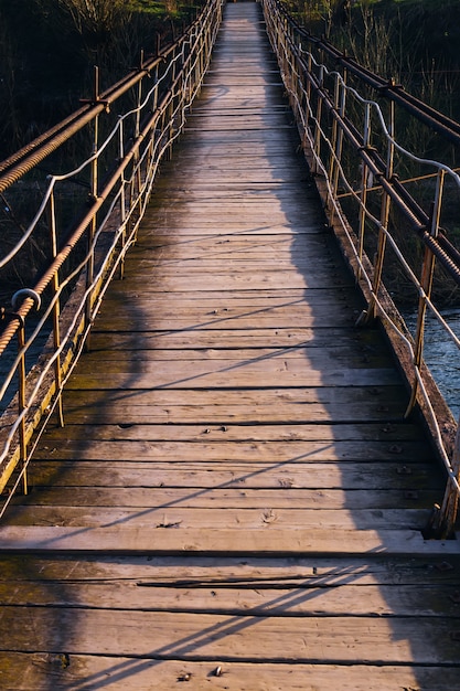 Ponte pênsil de madeira nas montanhas