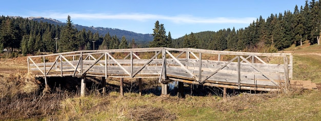 Ponte pequena através de um rio estreito nas montanhas Grécia