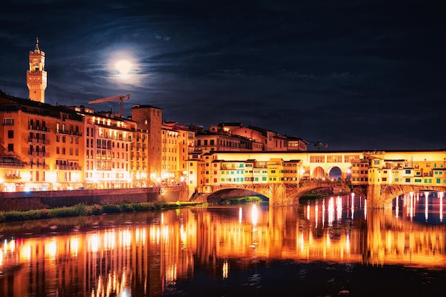 Ponte Ponte Vecchio em Florença, na Itália. À noite