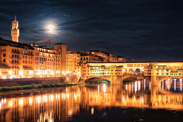 Ponte Ponte Vecchio em Florença, na Itália. À noite