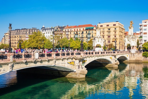 Ponte Puente Maria Cristina em San Sebastian ou cidade de Donostia na Espanha