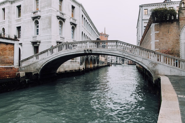 Ponte que cruza o canal antigo na cidade