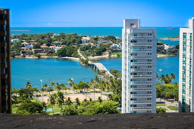 Ponte que liga a "Praia do Canto" à "Ilha do Frade" detalhe de alguns prédios altos na "Praia do Canto"