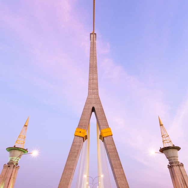 Ponte Rama VIII à noite