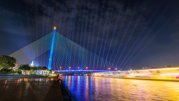 Ponte Rama VIII ou ponte praram 8 que conecta a cidade através do rio Chao Phraya, na Tailândia