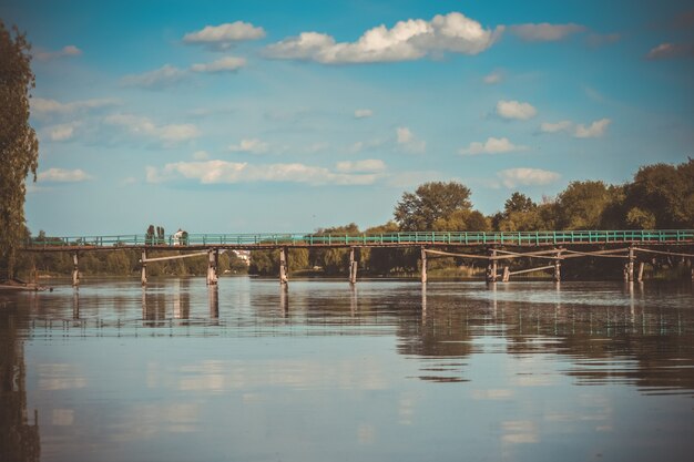 Ponte rio céu nuvens verão