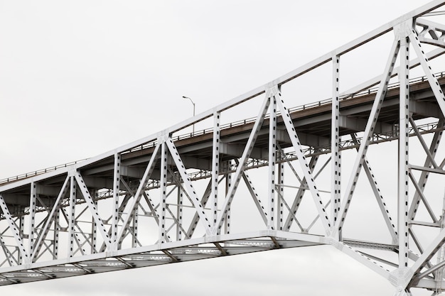 Foto ponte rodoviária de aço com vigas de apoio