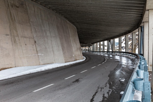 Ponte rodoviária na estrada de alta altitude nos Alpes austríacos