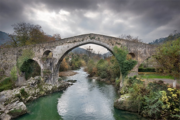 Ponte romana antiga em Cangas de Onis, as Astúrias, Espanha.