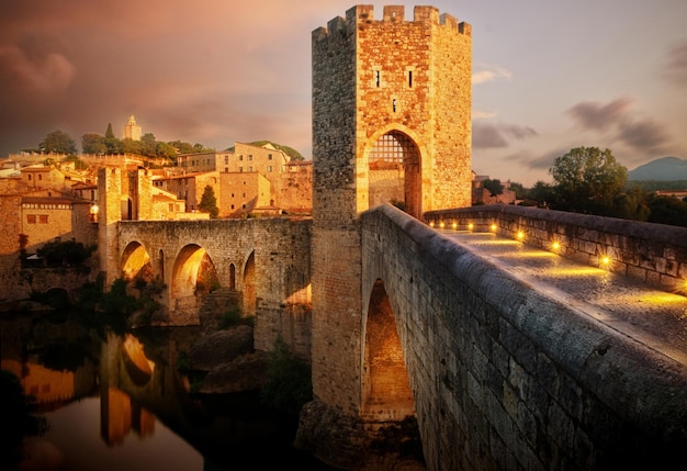 Ponte românica famosa em Besalú, Catalunha, Espanha durante o pôr do sol