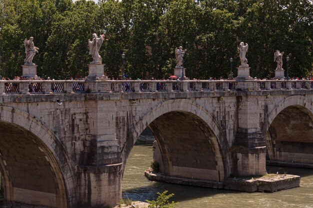 Foto ponte sant'angelo sobre o rio contra as árvores