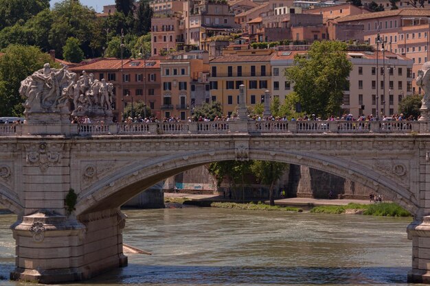Ponte Sant'Angelo sobre o rio contra edifícios