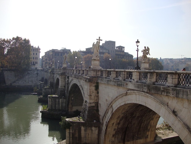 Ponte Sant'Angelo sobre o rio Tibre contra o céu