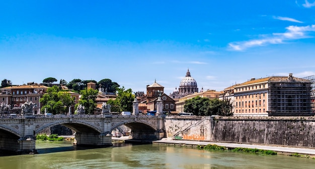 Ponte Sant'Angelo über den Tiber gegen die St. Peter-Basilika