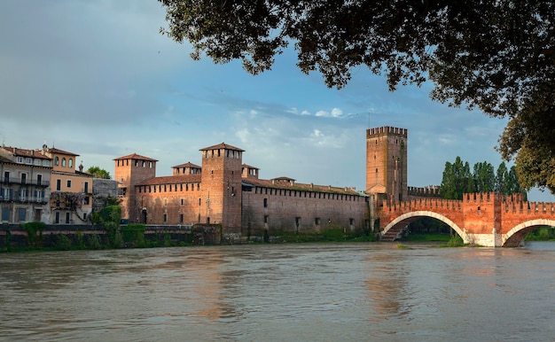 El Ponte Scaligero completado en 1356 Verona