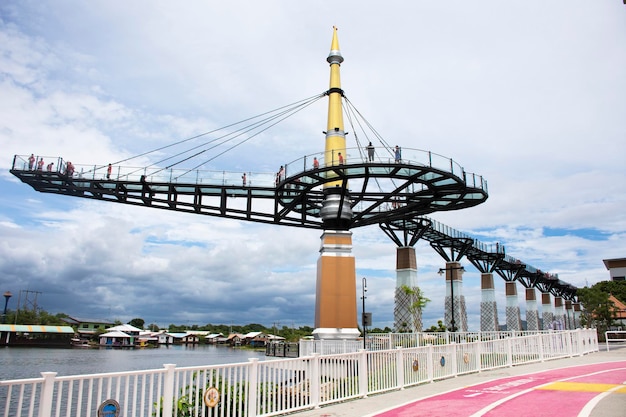 Foto ponte skywalk que se estende paralelamente às margens do rio khwae yai ou si sawat para viajantes estrangeiros tailandeses, visitam e caminham na ponte de vidro transparente em 30 de agosto de 2023 em kanchanaburi tailândia