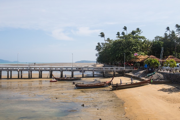 Ponte sobre a praia com barco