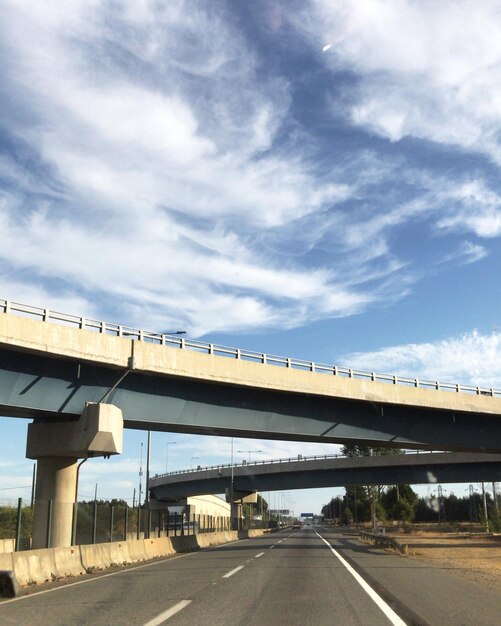 Ponte sobre a rodovia contra o céu