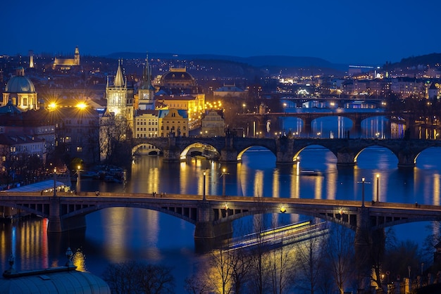 Ponte sobre o canal à noite