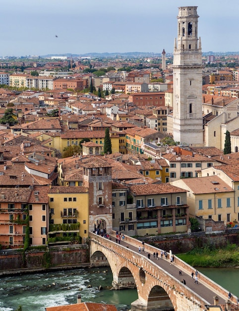 Ponte sobre o canal com edifícios na cidade