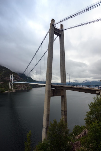 Ponte sobre o fiorde de Lyse com tempo nublado, Noruega