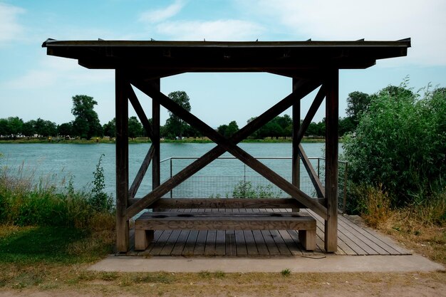 Ponte sobre o lago calmo contra o céu