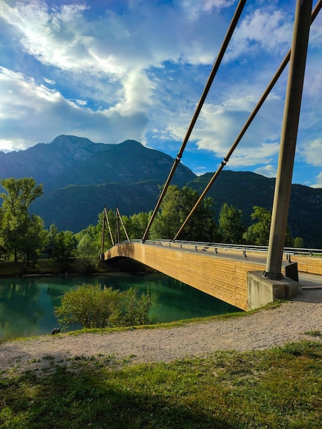 Ponte sobre o lago contra o pano de fundo de uma paisagem de montanha Bela paisagem