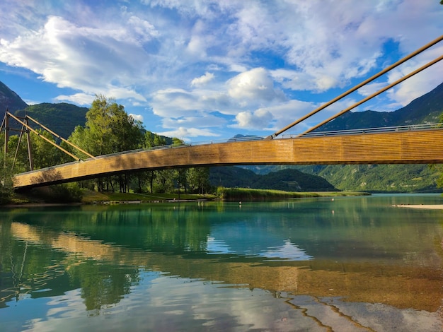 Ponte sobre o lago contra o pano de fundo de uma paisagem de montanha Bela paisagem