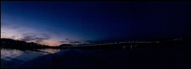 Foto ponte sobre o mar calmo à noite