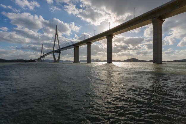 Foto ponte sobre o mar contra o céu