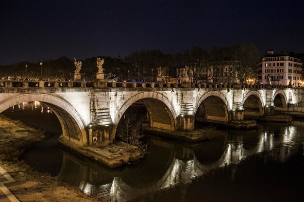 Foto ponte sobre o rio à noite